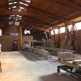 Intérieur atelier entreprise charpente en bois
